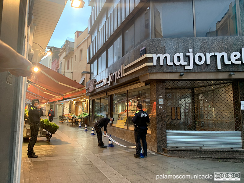 Efectius de la Policia Local acordonen la zona on es va produir el despreniment de la façana.