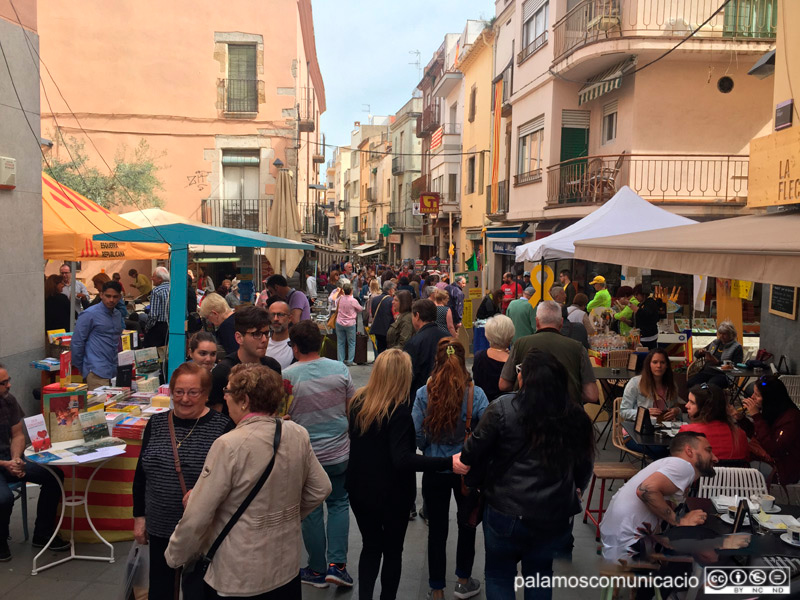 Imatge d'arxiu de la Fira de Sant Jordi al carrer Major de Palamós.