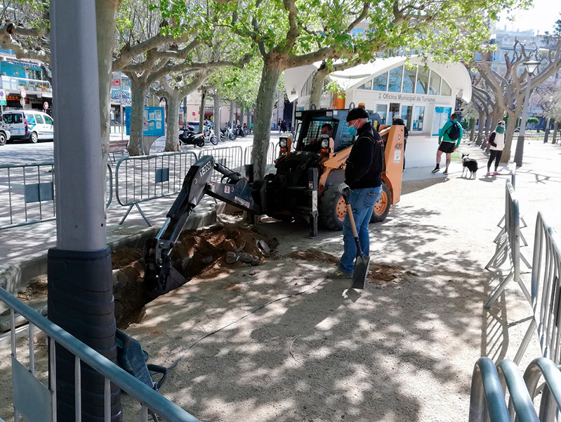 Operaris de la Brigada Municipal fent les tasques d'arranjament al passeig del Mar. (Foto: Ajuntament de Palamós).