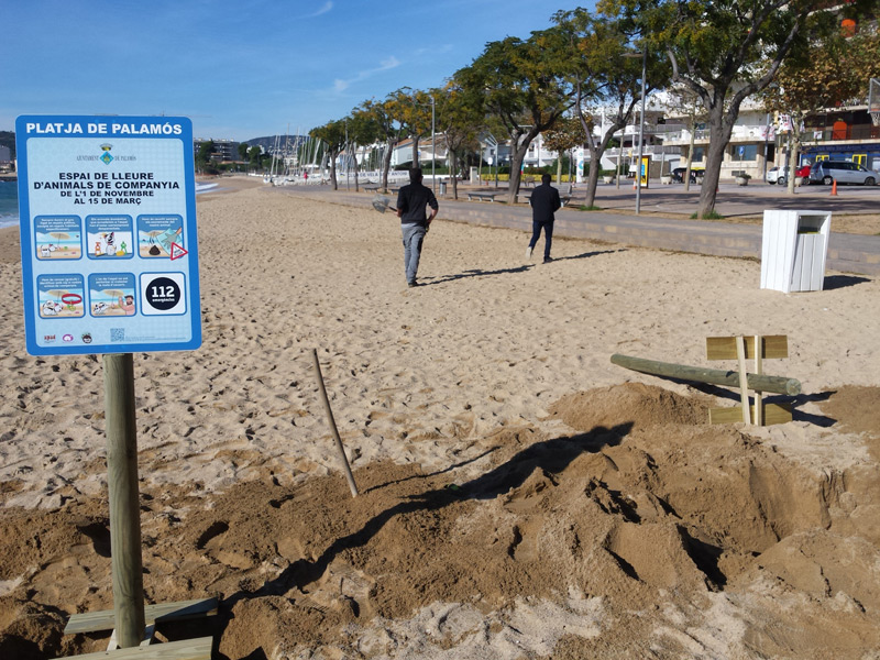 La platja Gran de Palamós disposa d'un espai reservat per a gossos, però només de l'1 de novembre i fins al 15 de març.