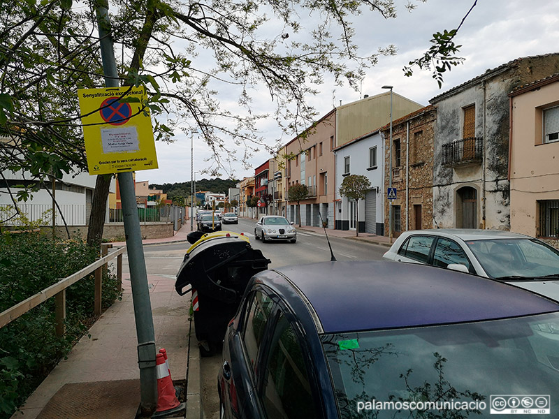 El carrer d'Àngel Guimerà, senyalitzat amb motiu del 