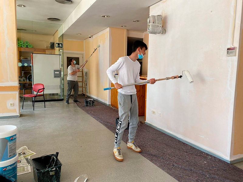 Alumnes de la UEC fent tasques de pintura al casal d'avis de Sant Antoni. (Foto: Ajuntament de Calonge i Sant Antoni).
