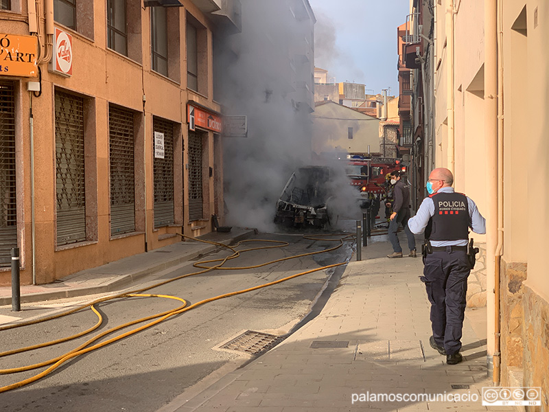 El camió ha quedat completament calcinat.