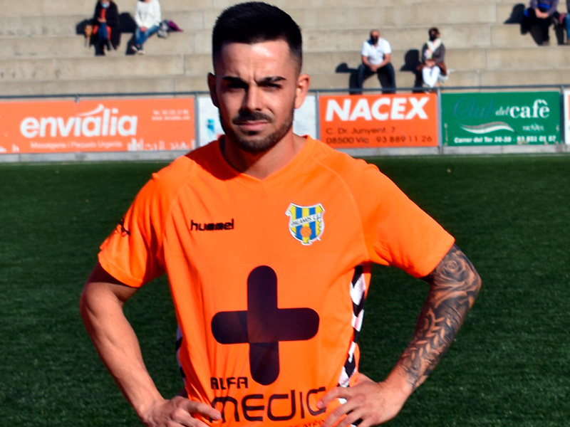 Adri Salas, abans del primer partit de lliga d'aquesta temporada al camp del Manlleu. (Foto: Sergi Cortés).