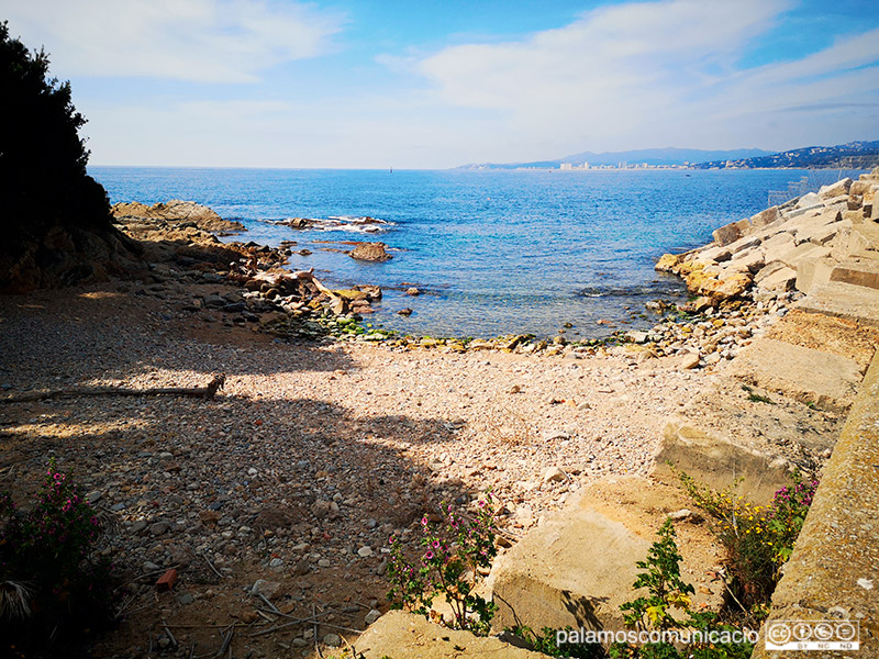 La cala de Pere Grau està situada en el racó que formen el dic d'abric del moll comercial i la franja litoral que condueix fins al far de Palamós.