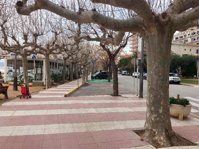 Part de la vorera on es faran les noves obres d'arranjament. (Foto: Ajuntament de Palamós).