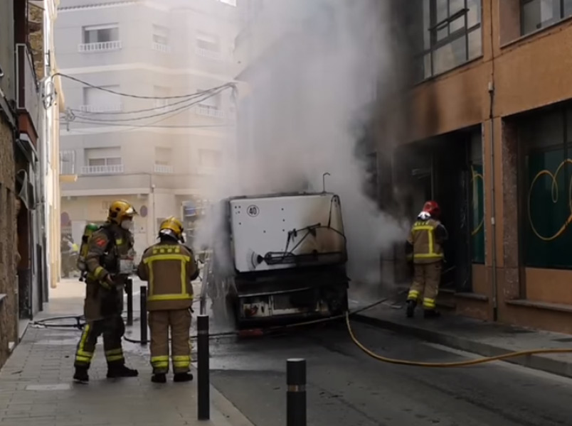 La màquina es va incendiar per causes que encara es desconeixen. (Foto: Ajuntament de Palamós).