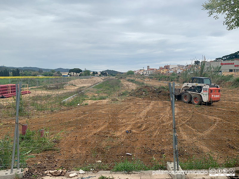 Una màquina treballant ahir a la tarda a la perllongació del carrer d'Enric Vincke.