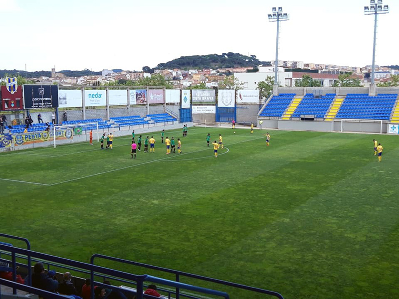 Un instant del partit d'ahir entre el Palamós i el Bescanó. (Foto: Palamós CF).