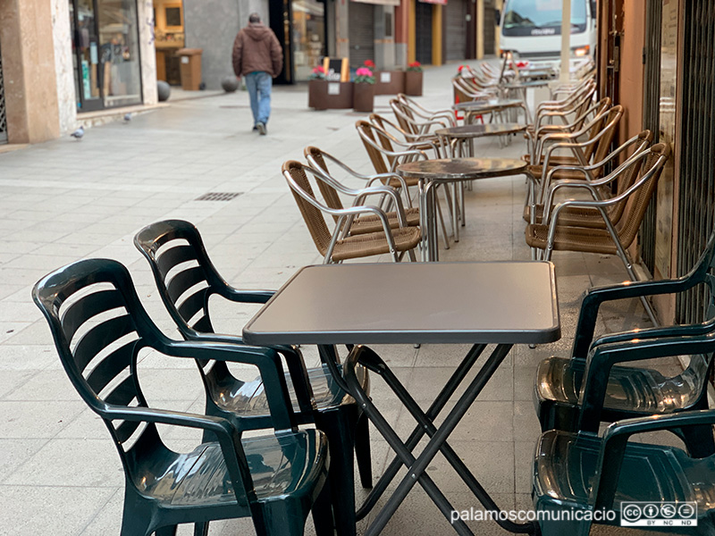 La terrassa d'un bar del carrer Major de Palamós.