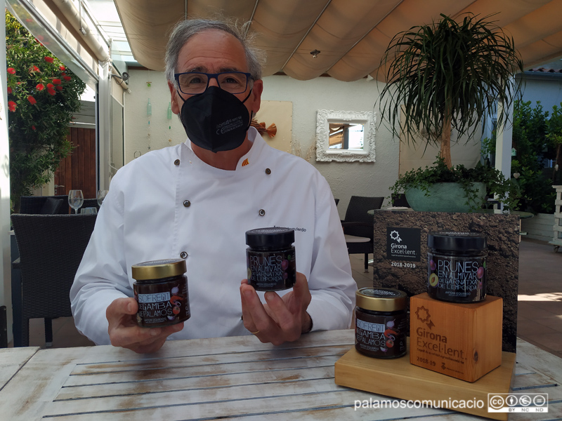 Toni Izquierdo amb les conserves de sofregit de gamba i de prunes en almívar amb garnatxa.