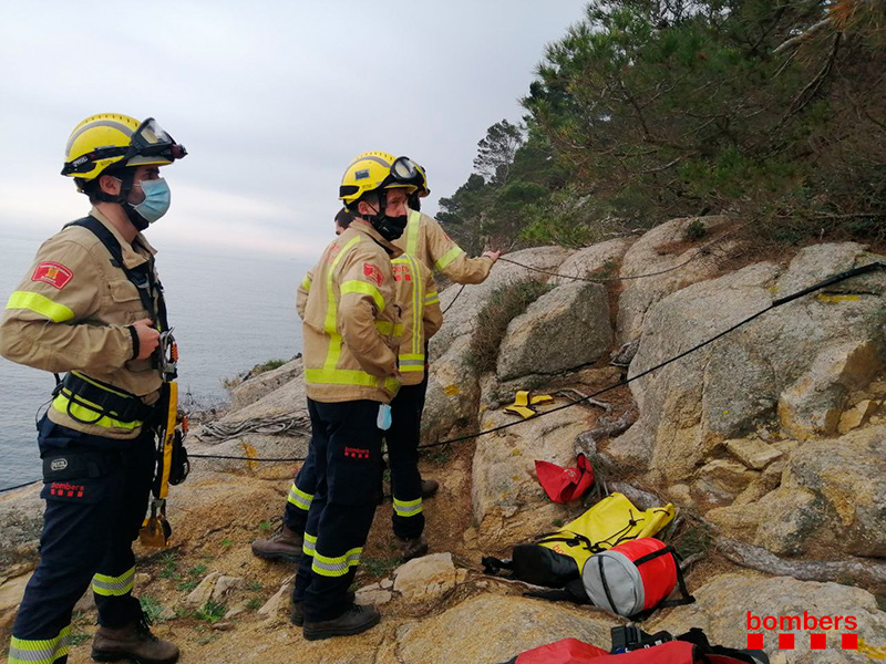 Bombers del parc de Calonge fent pràctiques de rescat a la costa de Palamós. (Foto: Bombers de la Generalitat).