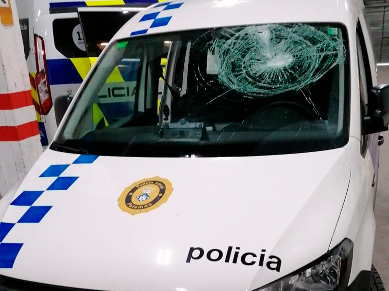El vehicle de la Policia Local de Palamós que ha estat atacat aquesta nit. (Foto: Ajuntament de Palamós).