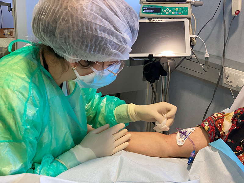 Una infermera prepara una analítica de sang, aquest matí a la zona de l'Hospital de Dia Mèdic. (Foto: SSIBE).