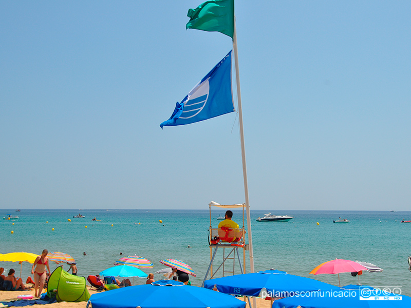 La platja de La Fosca rep un any més el distintiu de Bandera Blava.