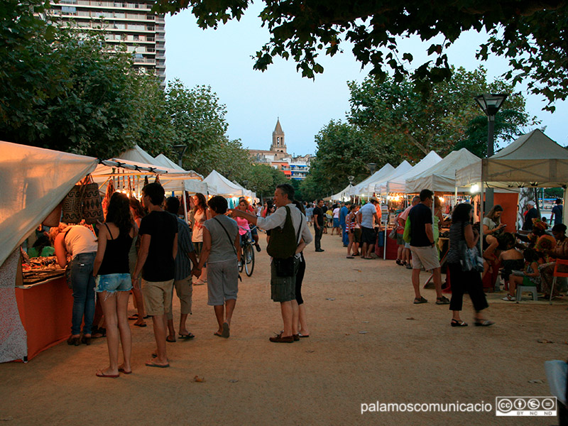 Parades del mercat artesanal d'estiu a Palamós, en una imatge d'arxiu.