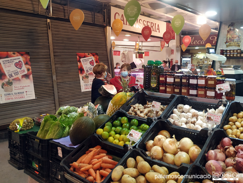 Parades del Mercat Municipal de Palamós, aquest migdia. 