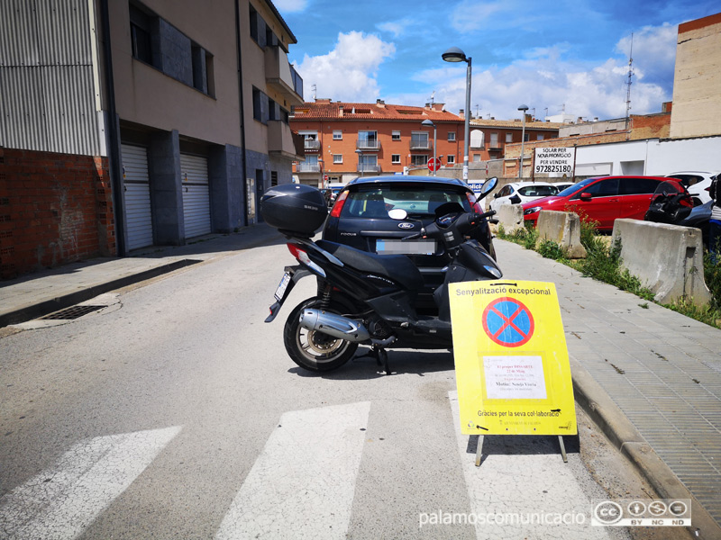 Senyalització al carrer de Conrad Pallí i Batet informant que demà s'hi farà una neteja intensiva.