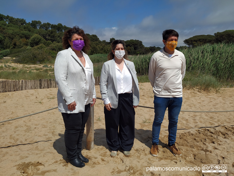 Anna Barnadas,delegada de Medi Ambient de la Diputació de Girona, la primera tinent d'alcalde Maria Puig i el regidor de Medi Ambient, Xavier Lloveras