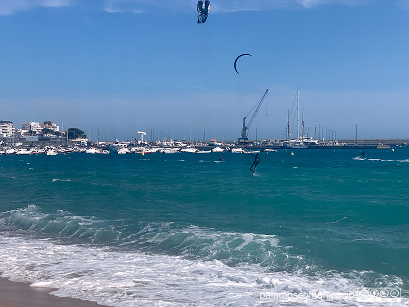 Forta garbinada el divendres a la tarda a la platja Gran de Palamós.