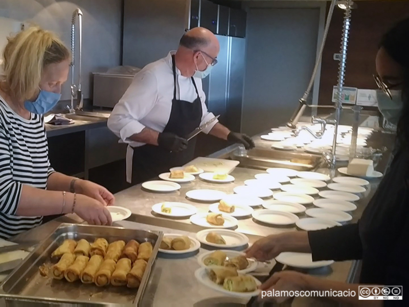 La Natàlia Bannikova preparant les creps amb què ahir vam conèixer un plat de la cuina russa.