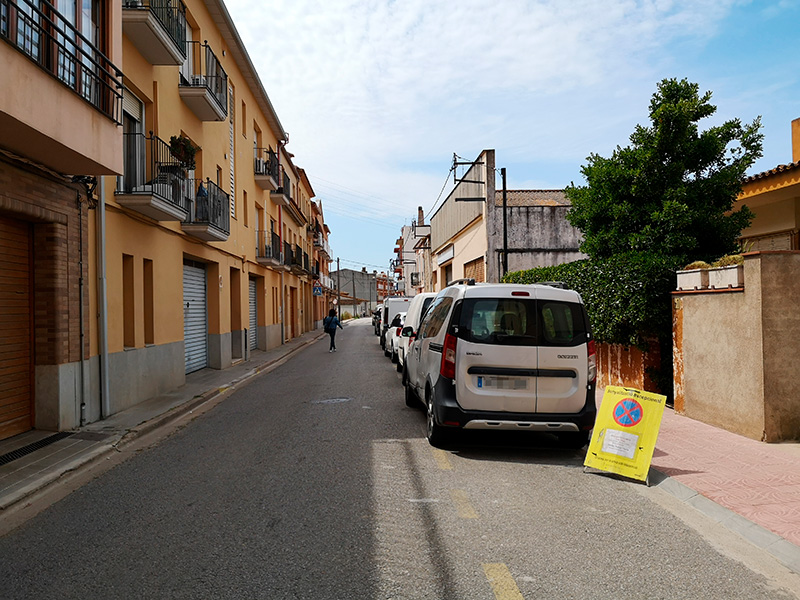 El carrer de la Riera, senyalitzat per les tasques de neteja programades per demà.