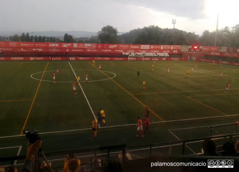 El partit s'ha disputat sobre una intensa pluja.