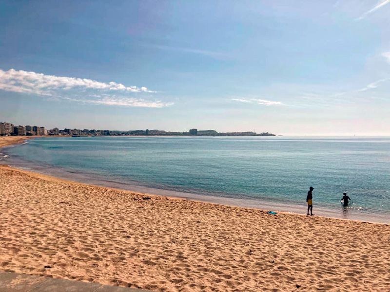 Mar en calma a la badia de Palamós, aquest passat dijous. (Foto: instagram.com/teresaferres64).