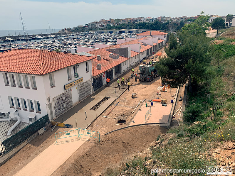 Operaris treballant ahir a la tarda en els nous locals del Port Marina Palamós.