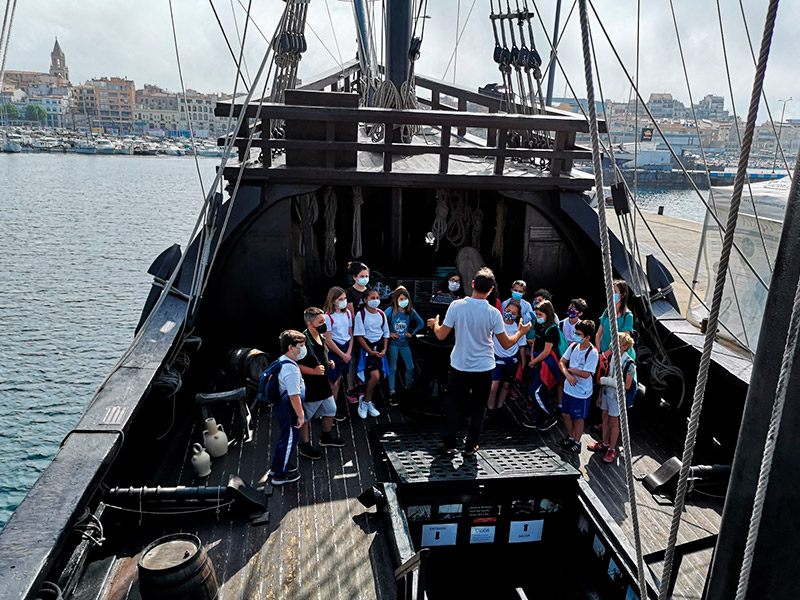 Un grup d'escolars visiten la Nao Victòria. (Foto: Ajuntament de Palmaós).