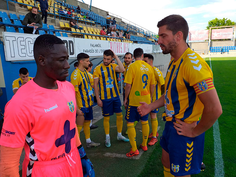 Els jugadors del Palamós, abans de l'inici del partit d'ahir. (Foto: Sergi Cortés).