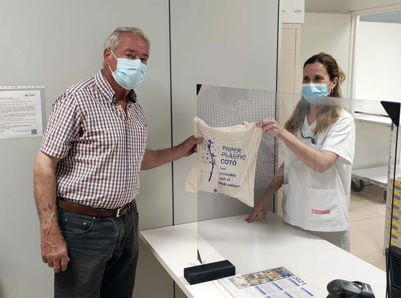 Un usuari rebent els medicaments amb la nova bossa de cotó orgànic al servei de Farmàcia de l'hospital. (Foto: SSIBE).