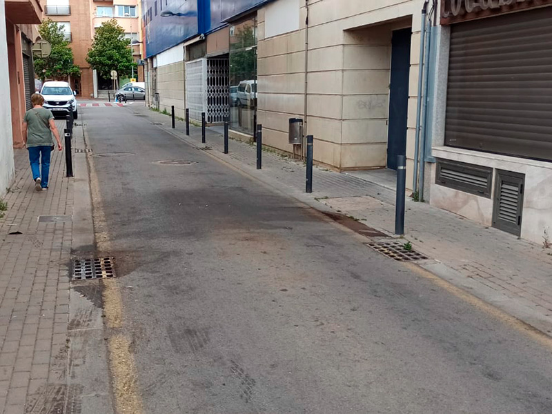 Accés lateral al Mercat Municipal pel carrer d'Emili Joan. (Foto: Junts x Catalunya Palamós i Sant Joan).