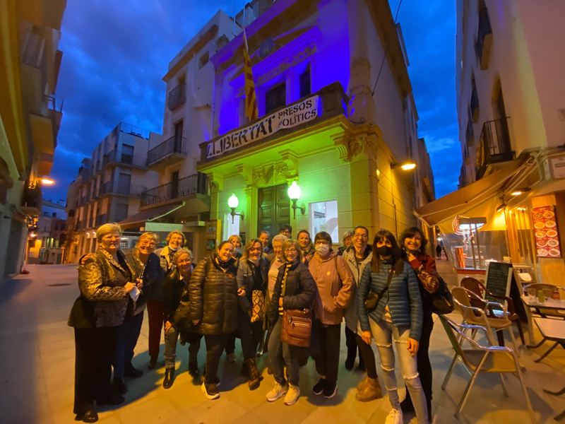 L'Ajuntament de Palamós iluminat amb motiu de la commemoració del Dia Mundial de la Fibromiàlgia, ara fa un mes.