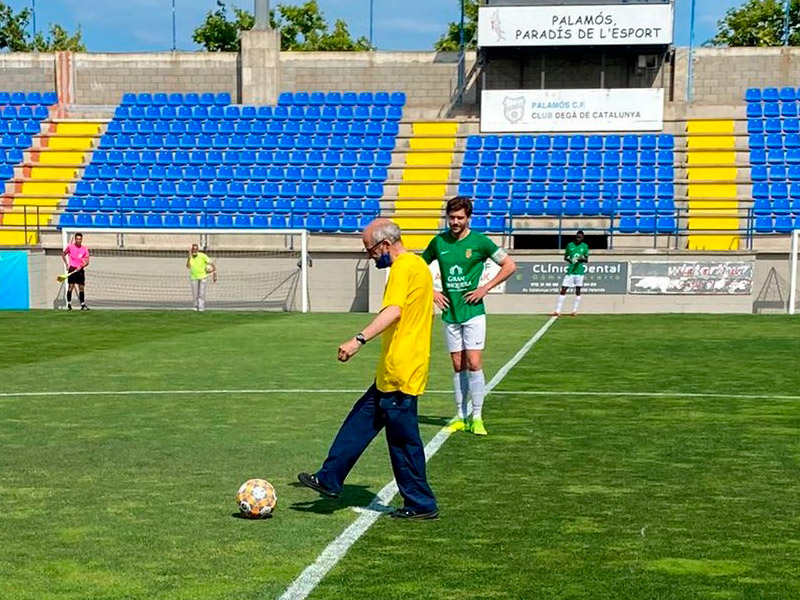 Utiller del Palamós durant més de 30 anys, Josep Arxer va fer diumenge el xut d'honor abans del partit. (Foto: Palamós CF).