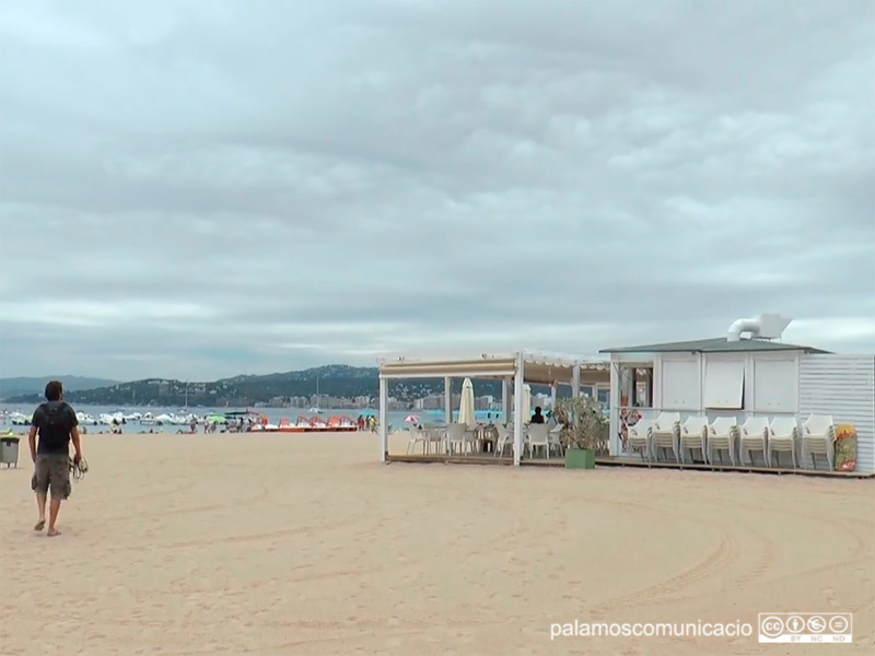 Un dels xiringuitos de la platja Gran de Palamós.