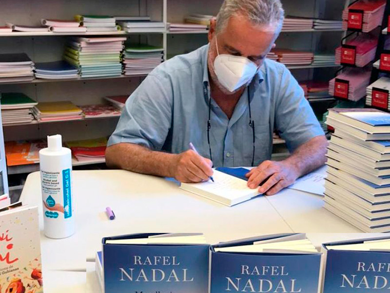 Rafel Nadal signant a Girona exemplars del seu darrer llibre, 