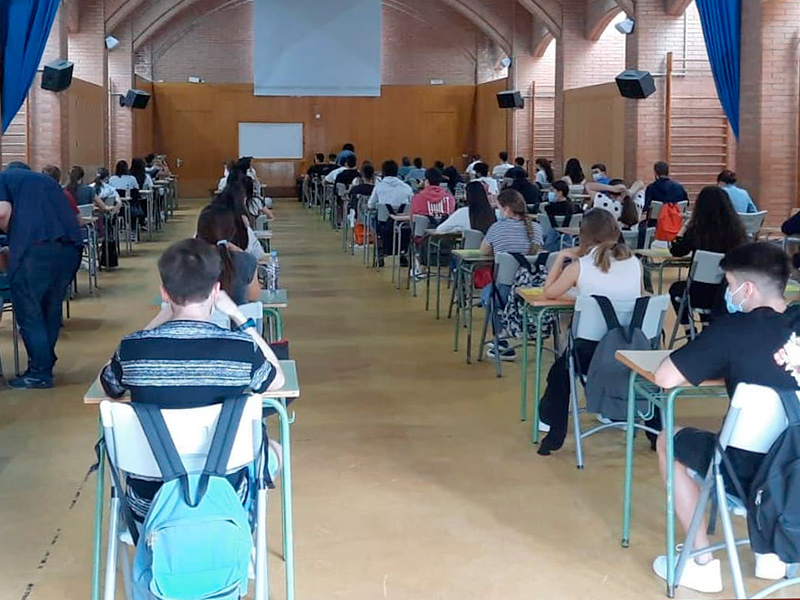 Estudiants fent la selectivitat a l'Institut de Palamós, aquest dimarts. (Foto: Escola Vedruna).