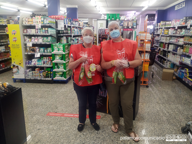 Voluntàries d'Oncolliga, aquest matí al supermercat Condis de Palamós.