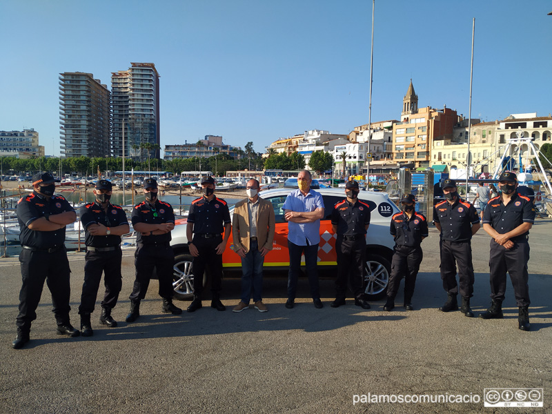 Voluntaris de Protecció Civil amb l'alcalde i el regidor de l'Àrea, ahir durant la presentació del cos.