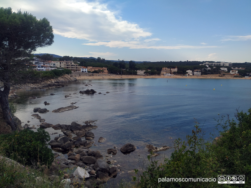 Vista de Sa Tamardia i La Fosca, amb l'aigua del mar plàcida, la setmana passada.