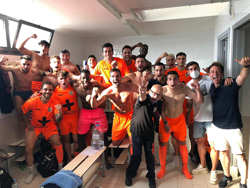 La plantilla del Palamós celebrant la victòria a Llagostera que confirmava la salvació. (Foto: Palamós CF).