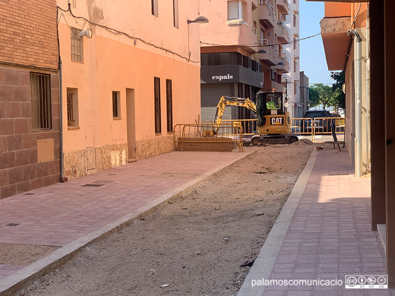 Una excavadora treballant aquest matí al carrer de l'Avió.