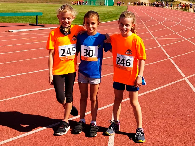 La benjamina Ivet Martí, al centre de la imatge, va córrer els 1.000 metres en un temps de 4'02''55. (Foto: AA Palamós).