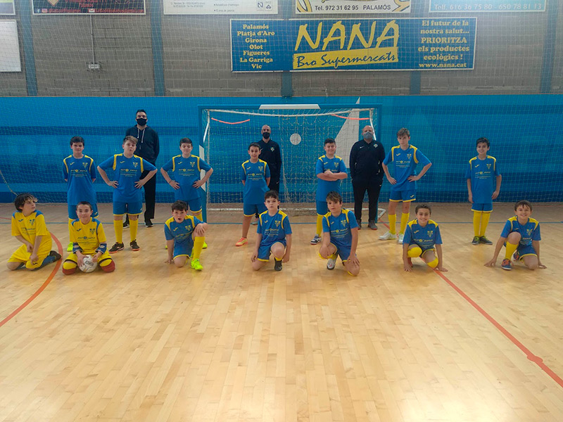 Jugadors alevins i infantils del Futbol Sala Palamós. (Foto: Futbol Sala Palamós).