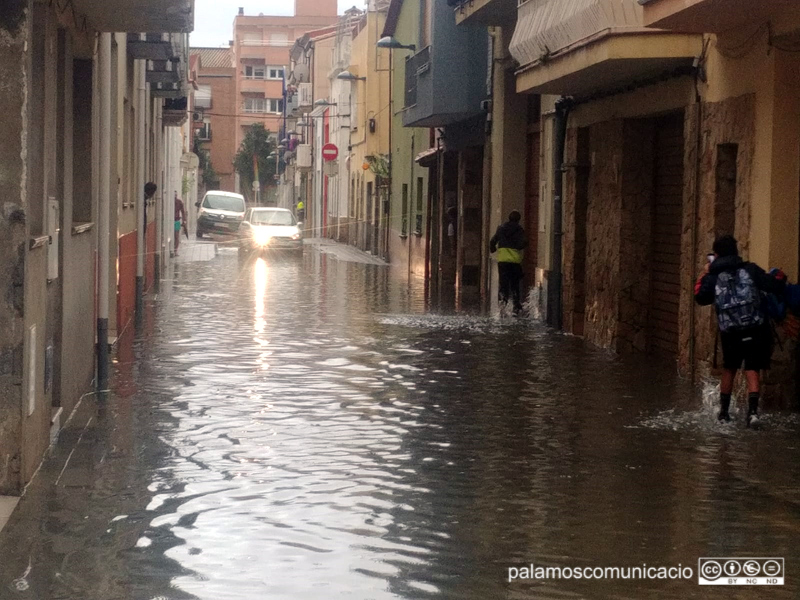 EL carrer d'Emili Joan, inundat després d'un fort ruixat el mes d'octubre de 2019.