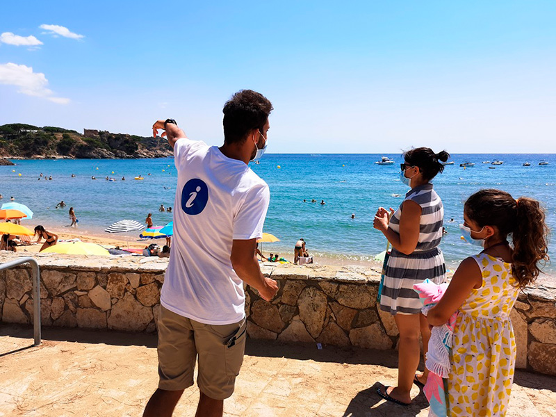 Un dels informadors de platja a la Fosca, l'any passat. (Foto: Ajuntament de Palamós).