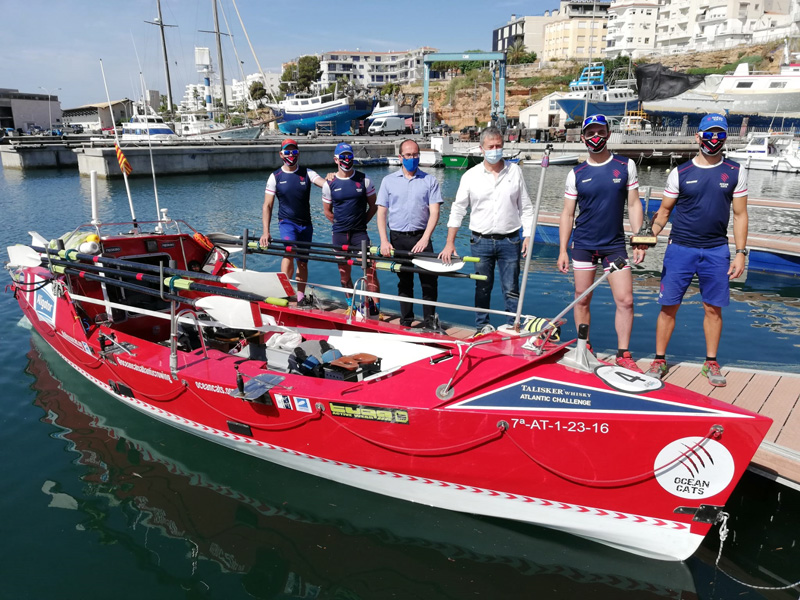 L’equip d’OceanCats acompanyats dels alcaldes de Palamós i de l’Ametlla de Mar. (Ajuntament de Palamós).