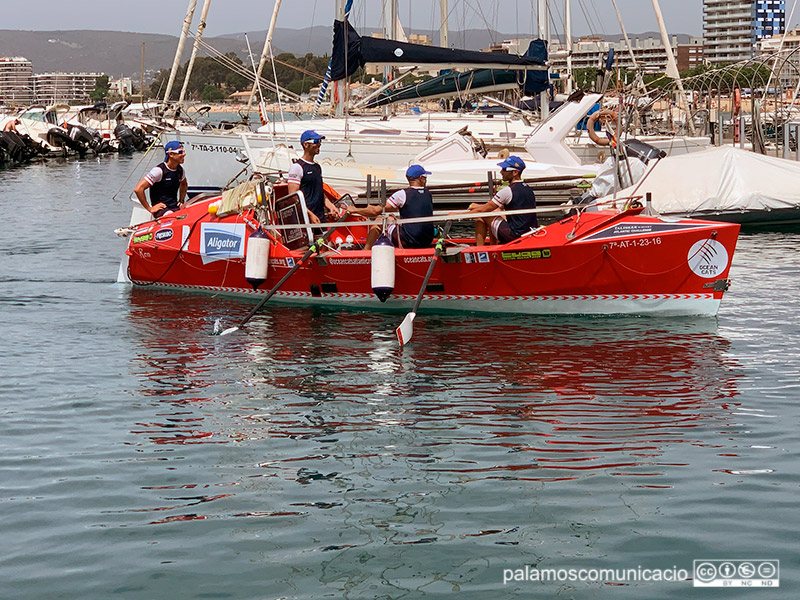 La tripulació d'OceanCats en el moment d'arribar al port de Palamós, aquest diumenge.