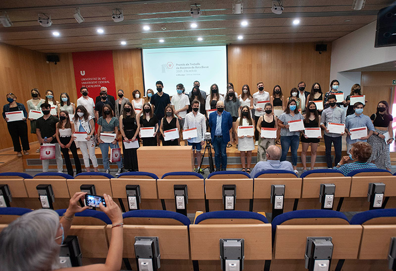 Núria Garcia, estudiant de l'IES Palamós va guanyar el primer premi pel seu treball, “De les llibreries a les aules”. (Foto: UVic).